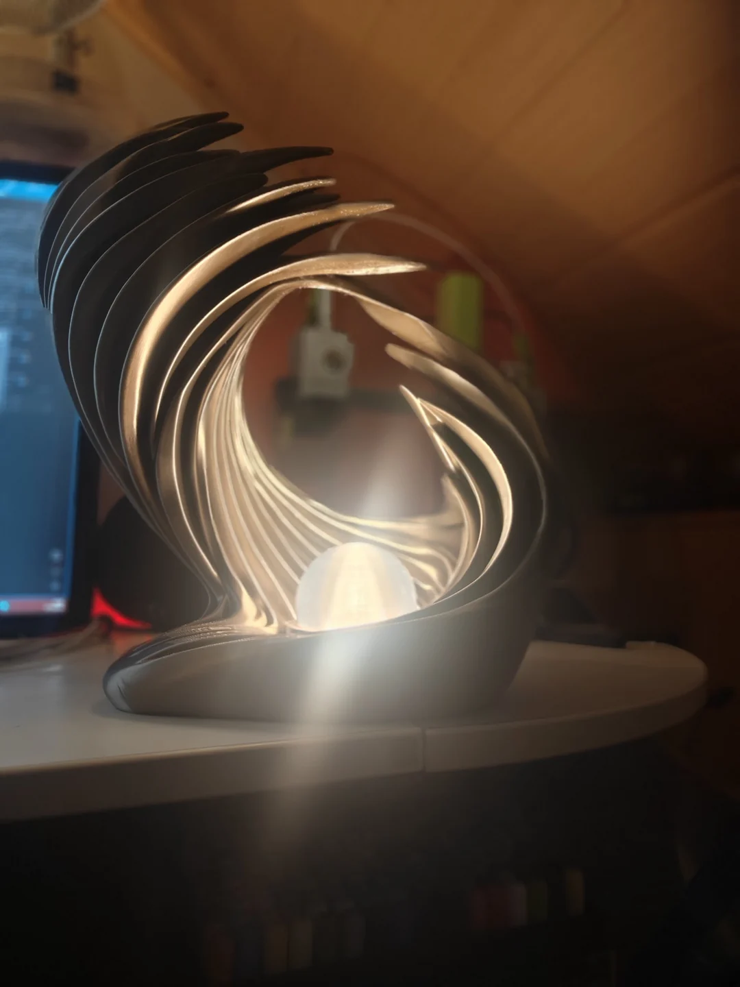 Echte foto van de geprinte Black Pearl Swirl met brandende bolvormige diffuser